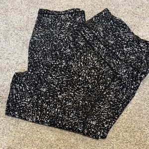 Athleta Black and White Patterned Stash 7/8 Leggings